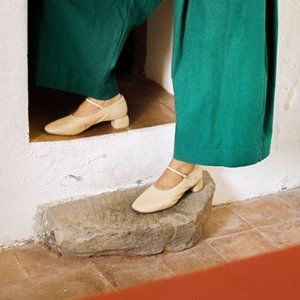 LOQ "Ema in Turron" mary janes with small heels in cream color